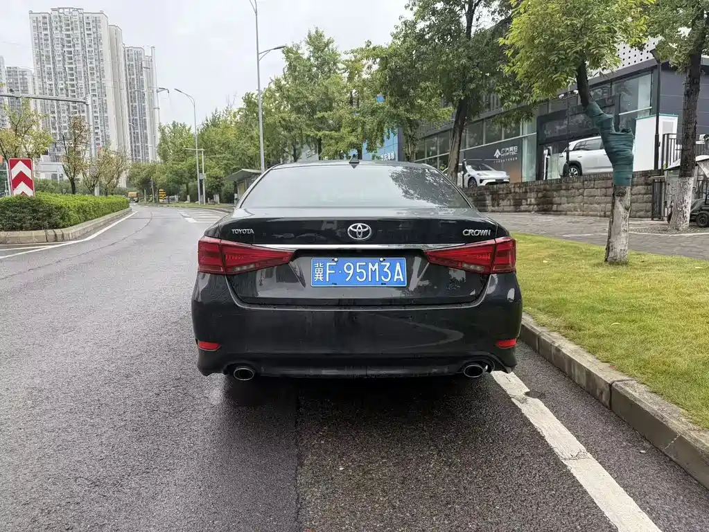 Toyota Crown — миниатюра 10