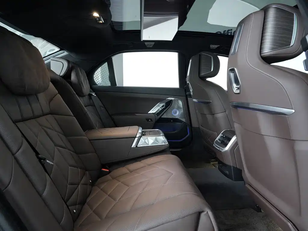 BMW i7 — миниатюра 8