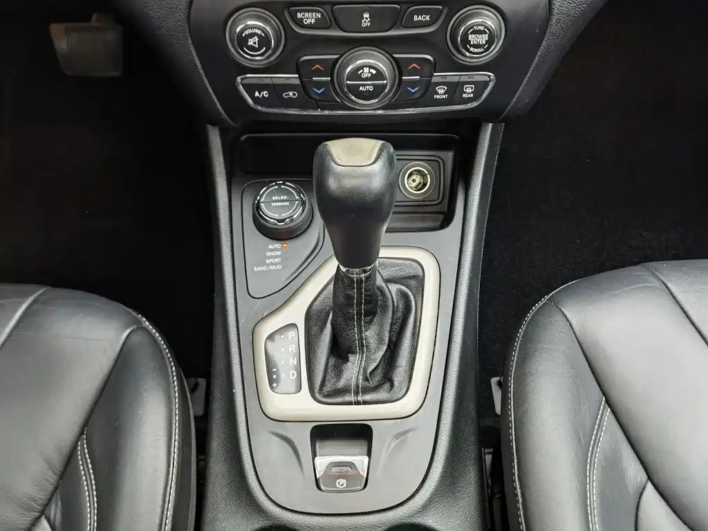 Jeep Cherokee (Import) — миниатюра 13