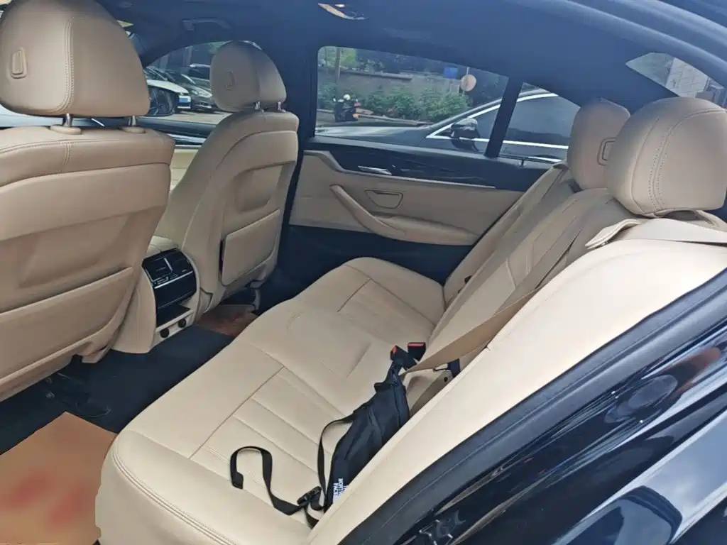 BMW 5 Series — миниатюра 17