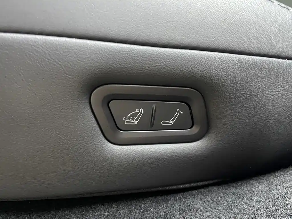 Tesla Model Y — миниатюра 14