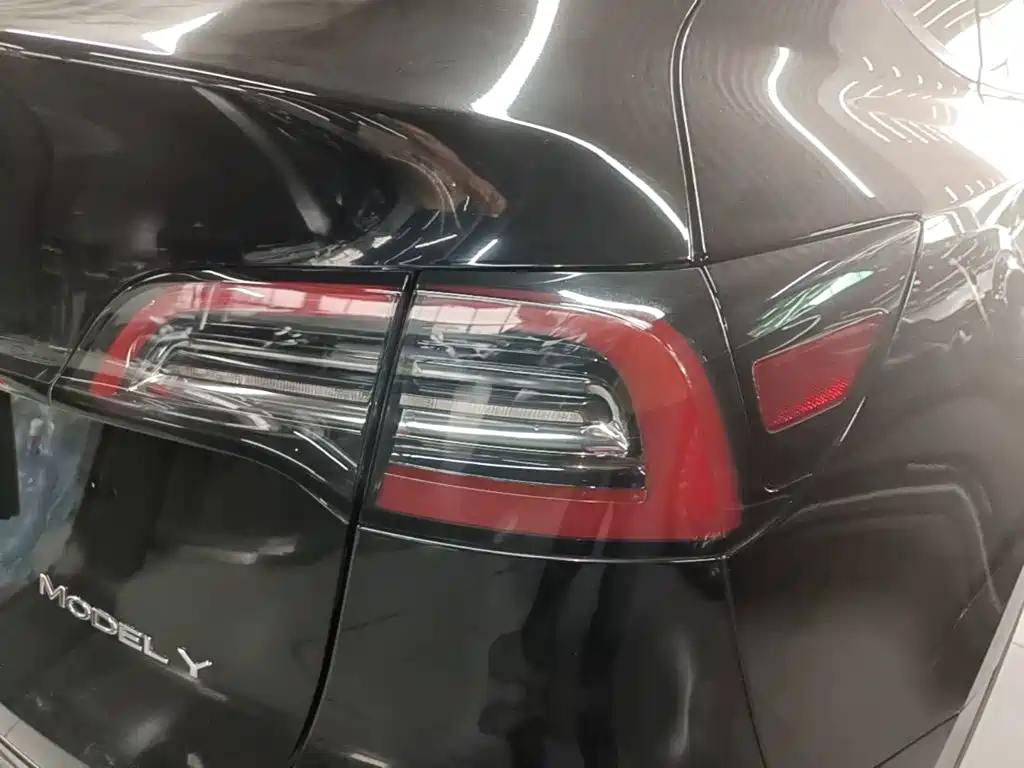 Tesla Model Y — миниатюра 24