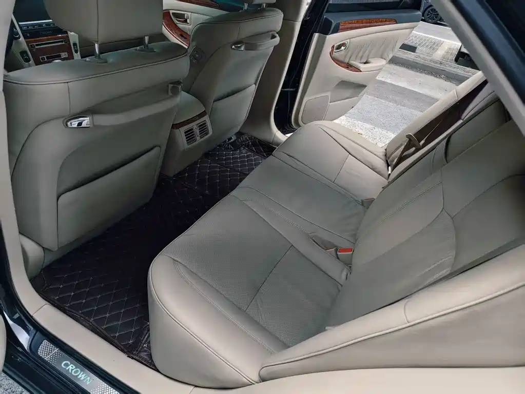 Toyota Crown — миниатюра 8