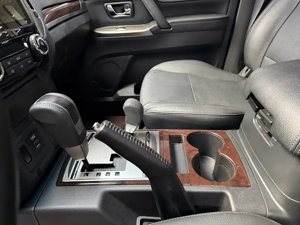 Mitsubishi Pajero (Import) — миниатюра 19