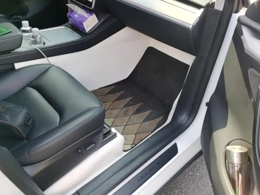 Tesla Model Y — миниатюра 8