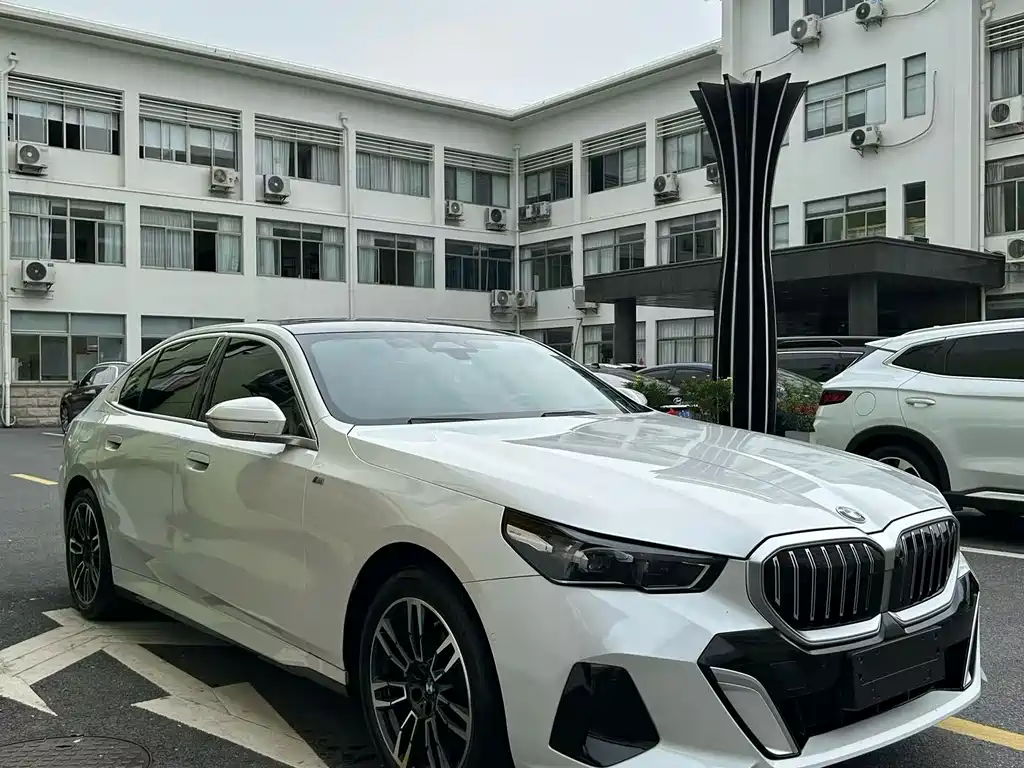 BMW 5 Series — миниатюра 2