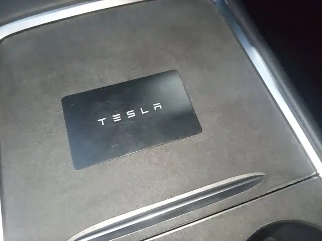 Tesla Model Y — миниатюра 9