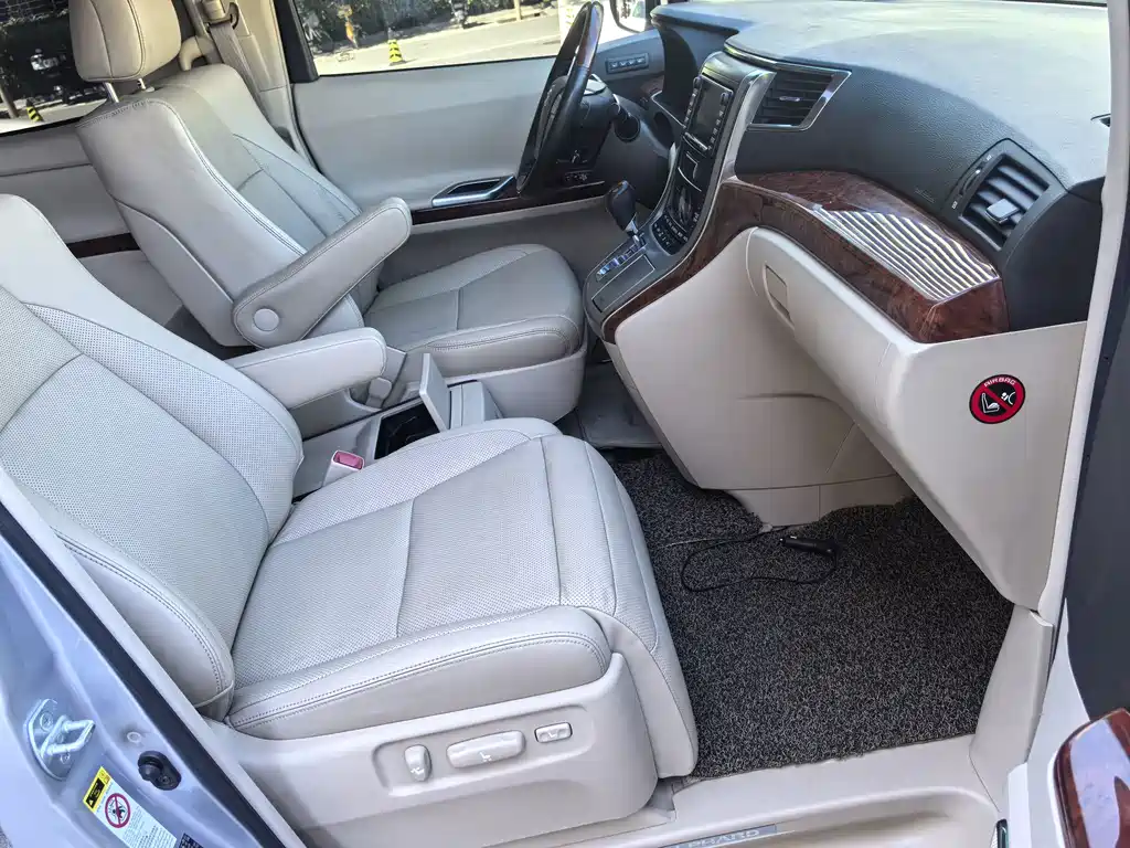 Toyota Alphard — миниатюра 14