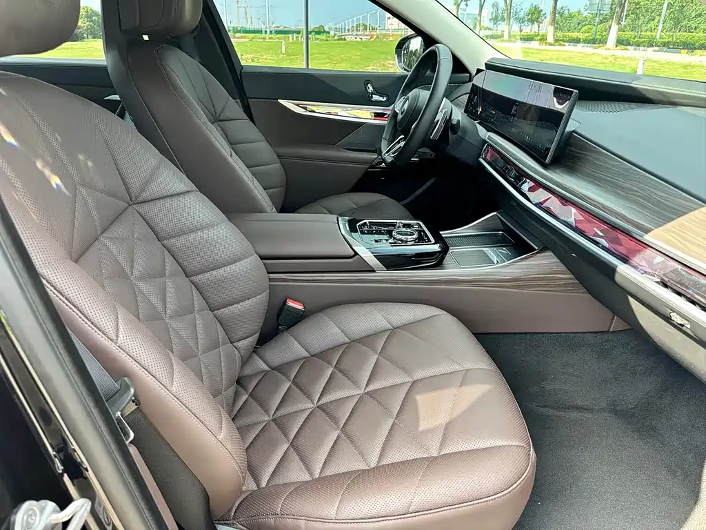 BMW 7 Series — миниатюра 12