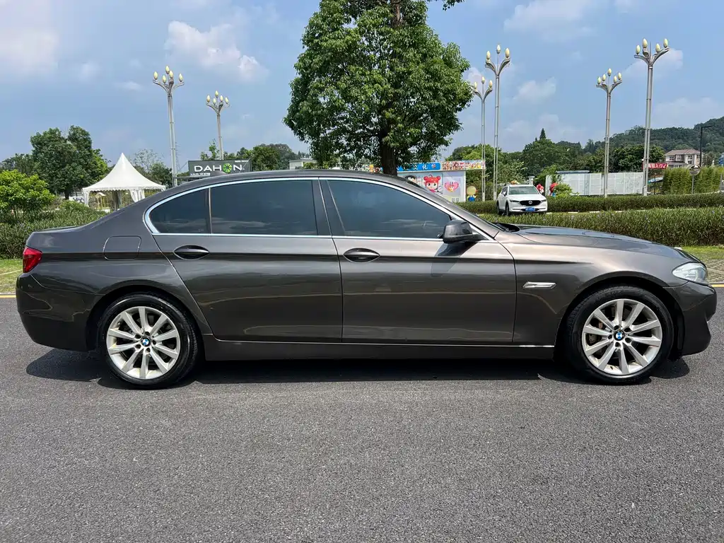BMW 5 Series — миниатюра 4