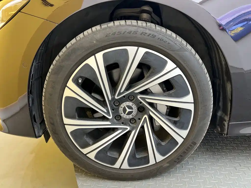 Mercedes-Benz E-Class — миниатюра 9