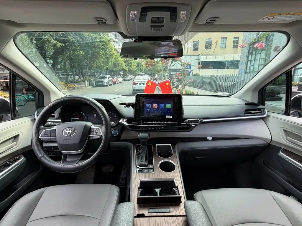 Toyota Granvia — миниатюра 13