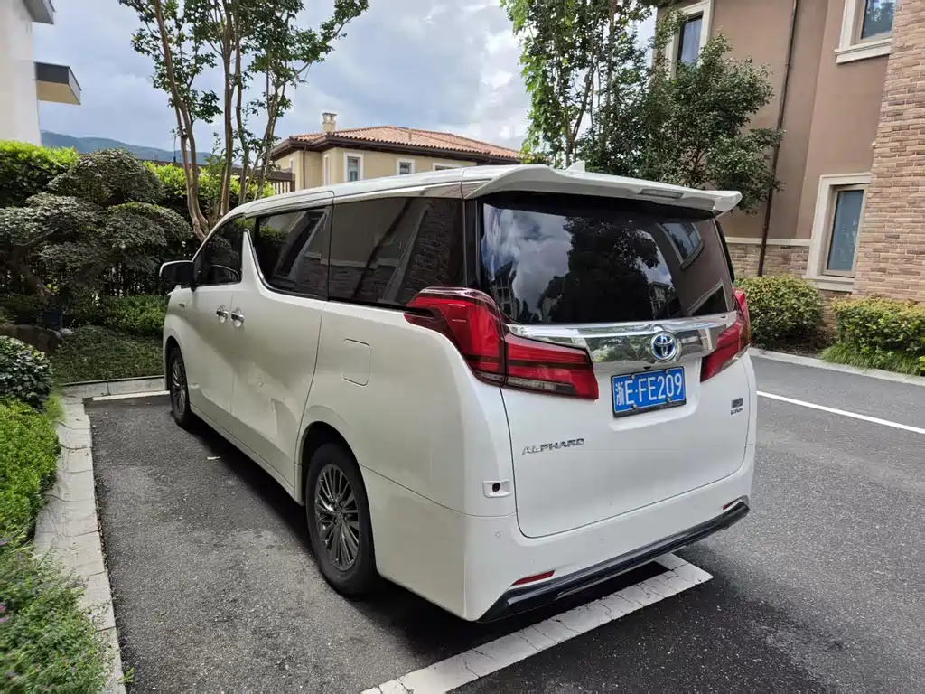 Toyota Alphard — миниатюра 6