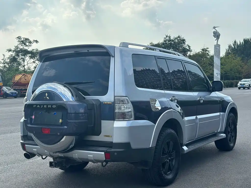 Mitsubishi Pajero (Import) — миниатюра 5