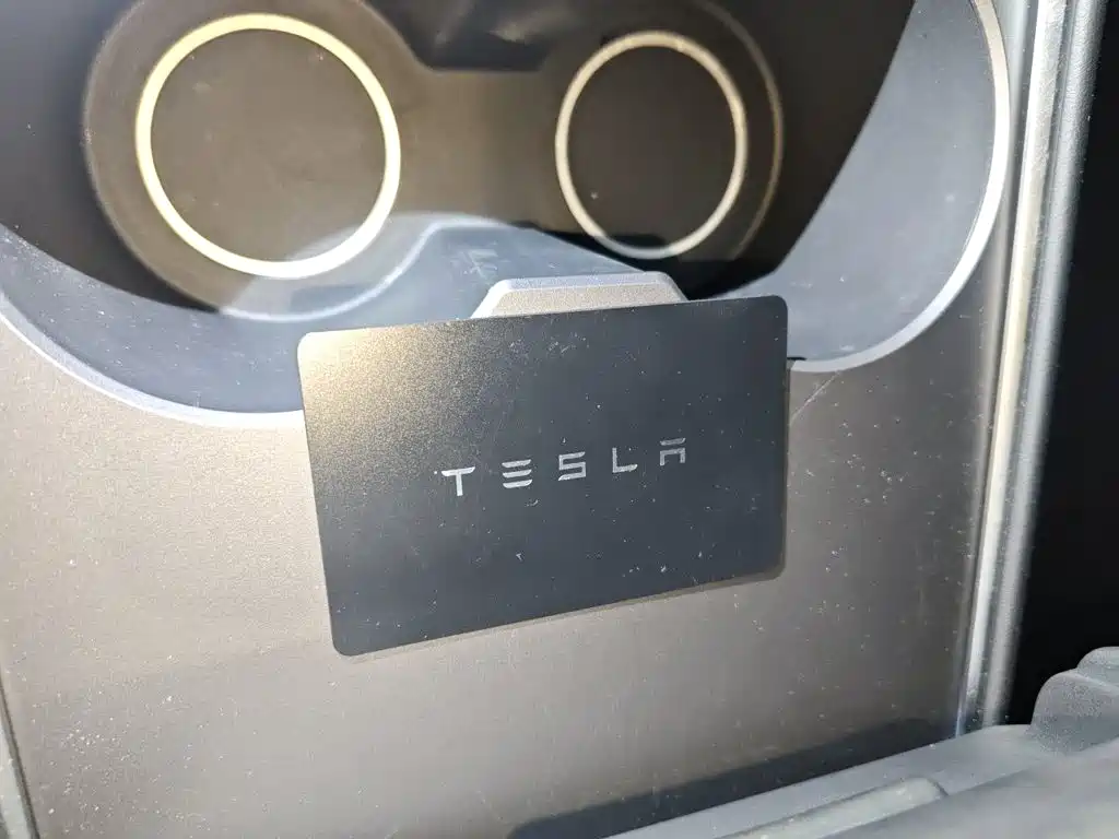 Tesla Model Y — миниатюра 9