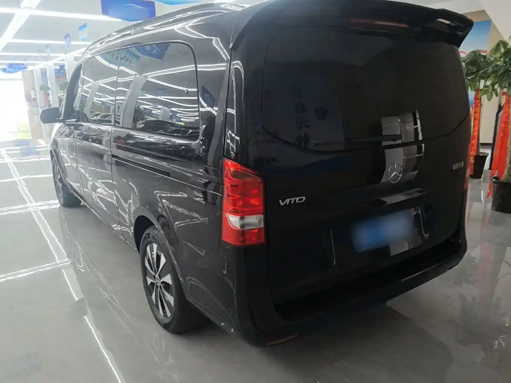 Mercedes-Benz Vito 2023 2.0T 7 мест