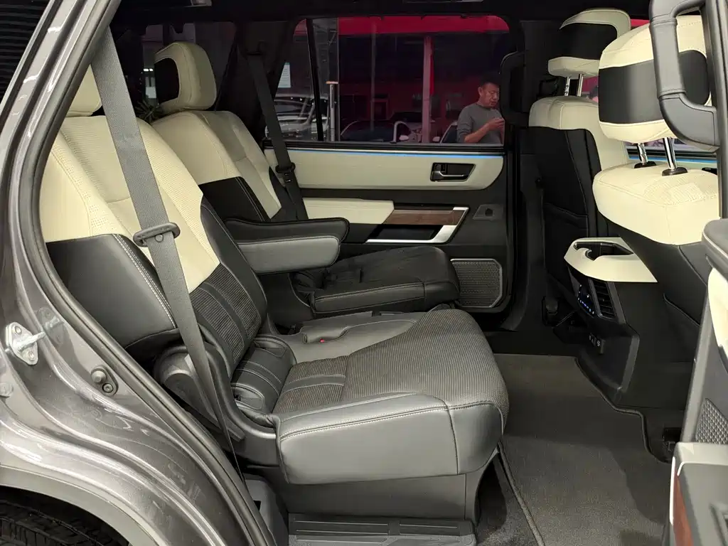 Toyota Sequoia — миниатюра 16