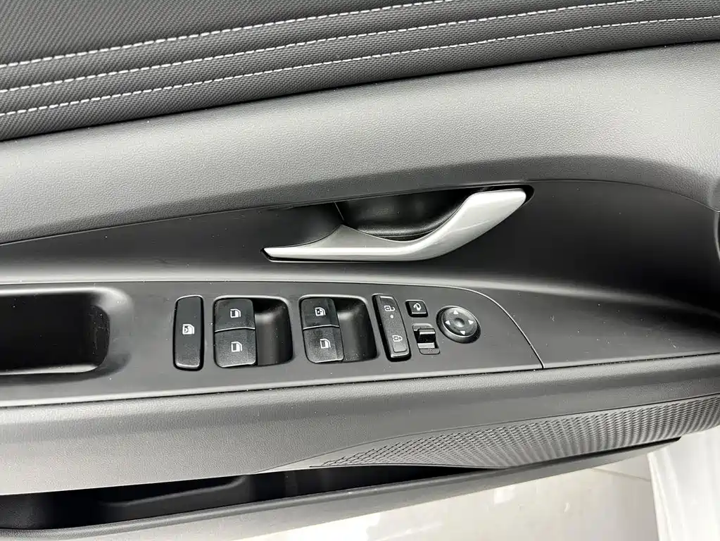 Hyundai Elantra — миниатюра 20