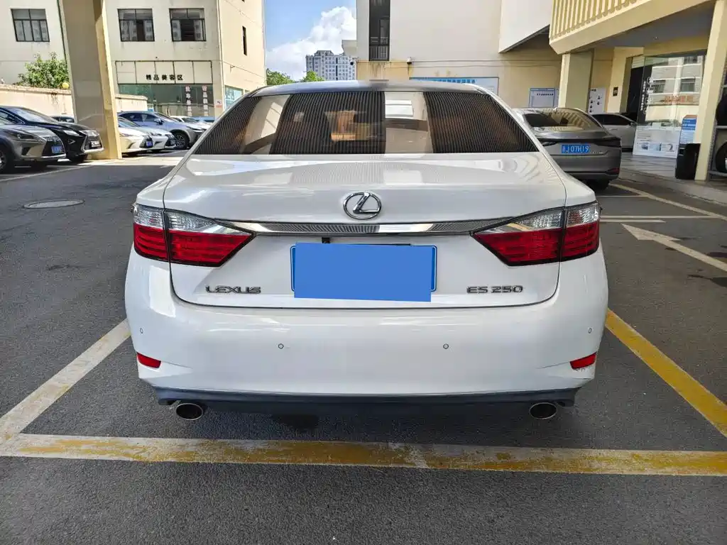 Lexus ES — миниатюра 6