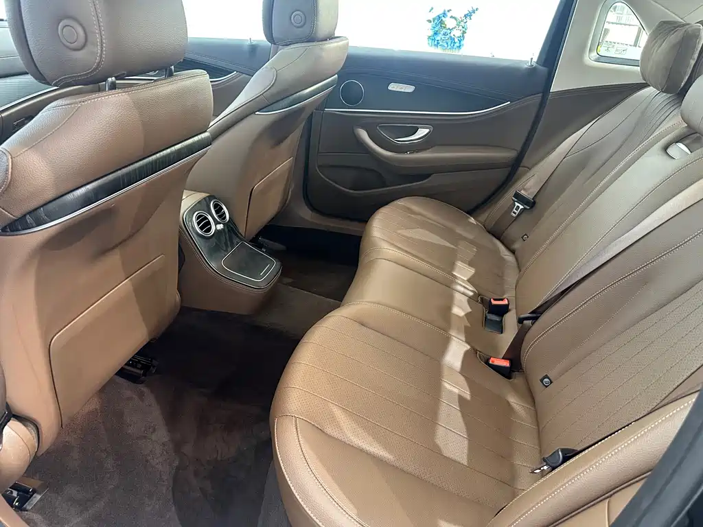 Mercedes-Benz E-Class — миниатюра 16