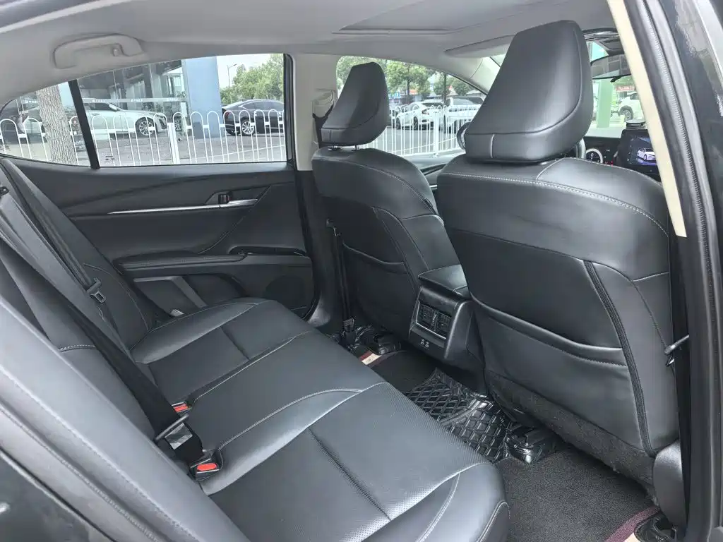 Toyota Camry — миниатюра 18