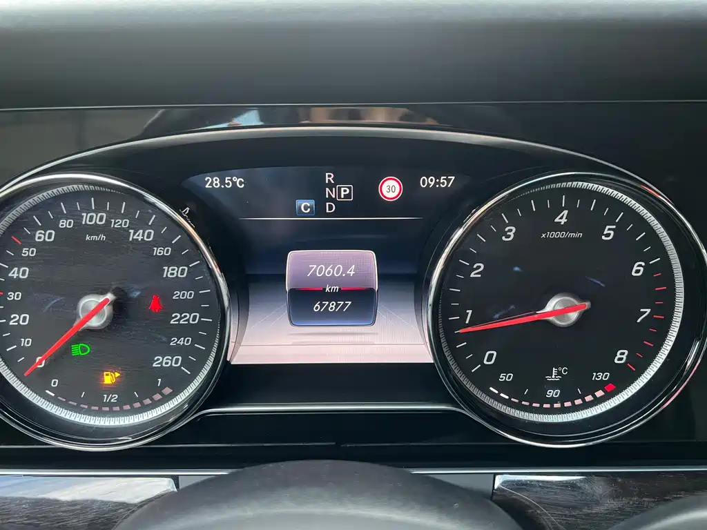 Mercedes-Benz E-Class (Import) — миниатюра 6