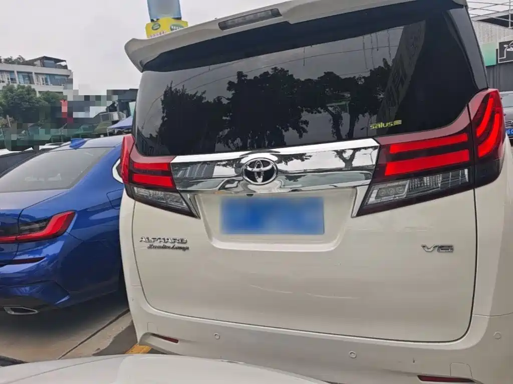Toyota Alphard — миниатюра 6