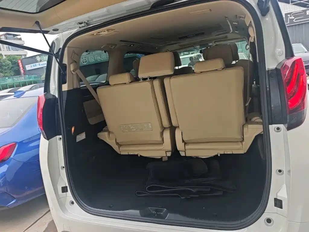 Toyota Alphard — миниатюра 18