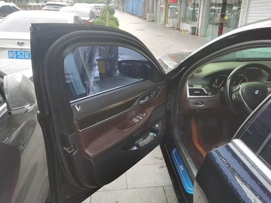 BMW 7 Series — миниатюра 7