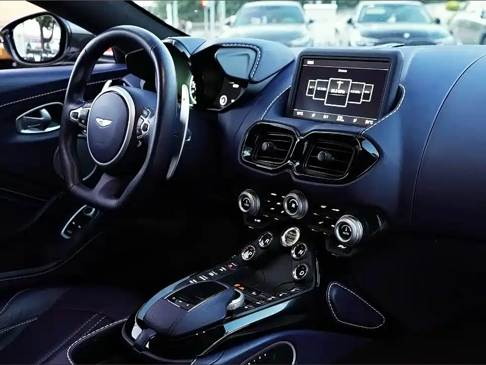 Aston Martin V8 Vantage — миниатюра 5