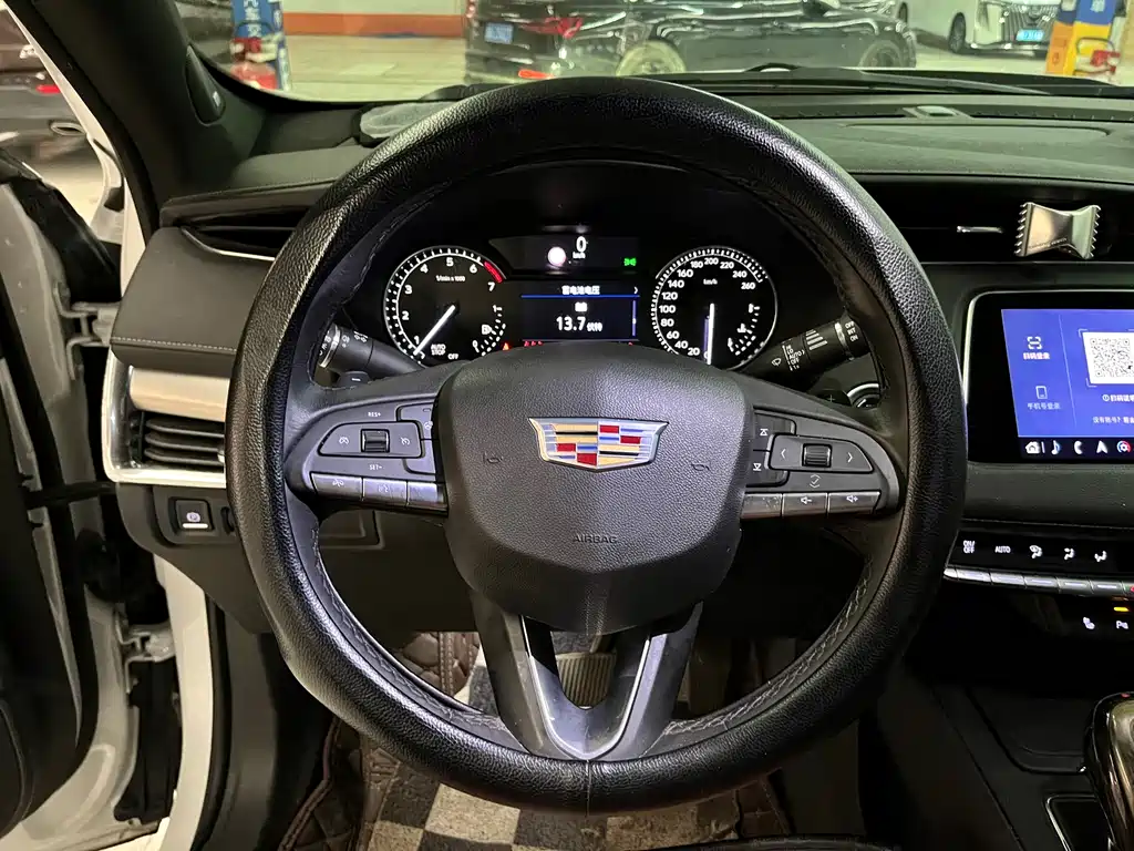 CADILLAC XT4