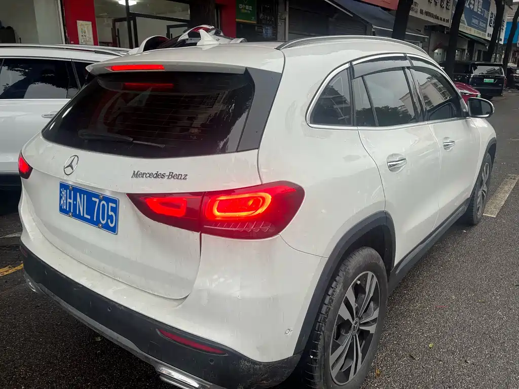MERCEDES-BENZ GLA