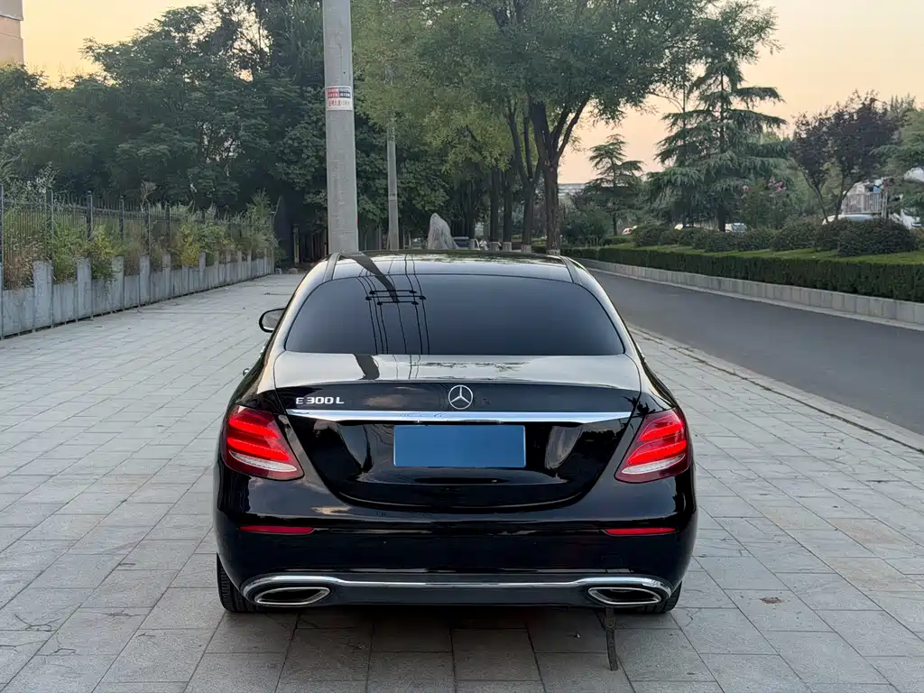 Mercedes-Benz E-Class — миниатюра 8