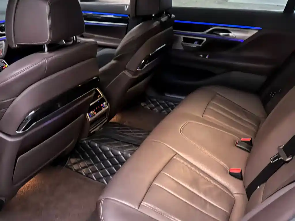 BMW 7 Series — миниатюра 6