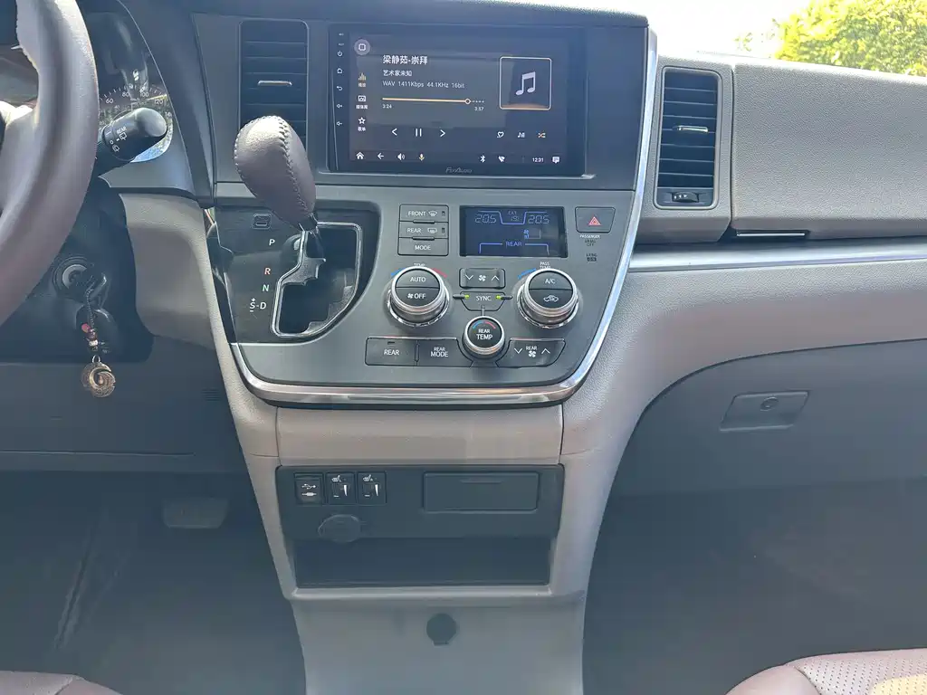 Toyota Sienna — миниатюра 13