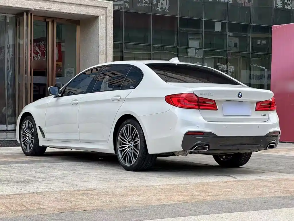 BMW 5 Series — миниатюра 15