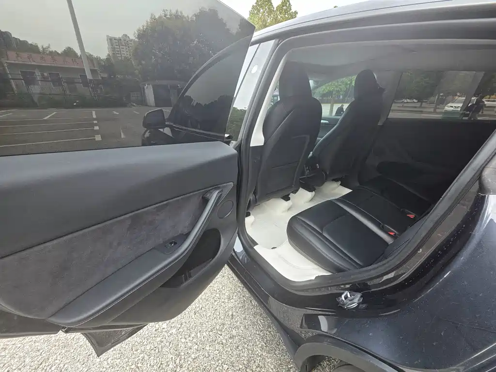 Tesla Model Y — миниатюра 13