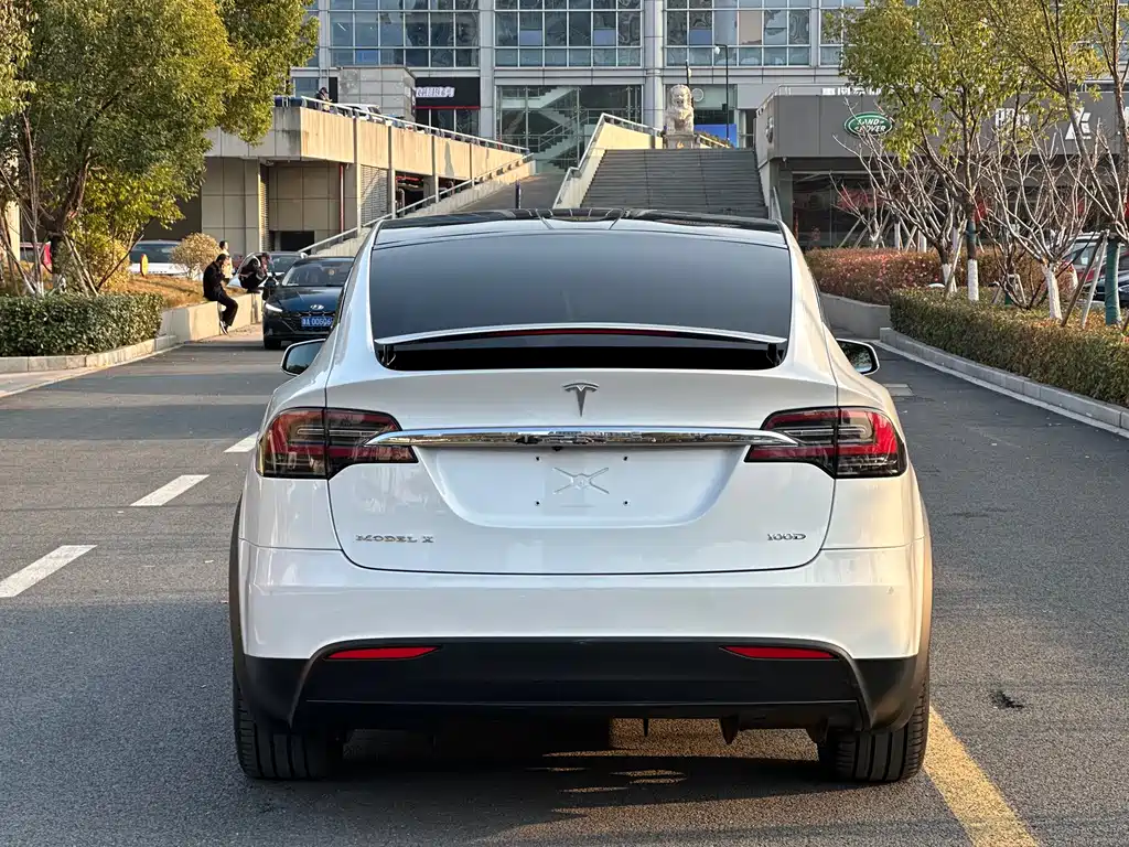 TESLA MODEL X