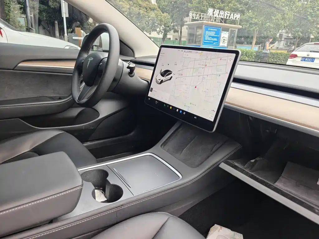 Tesla Model 3 — миниатюра 7