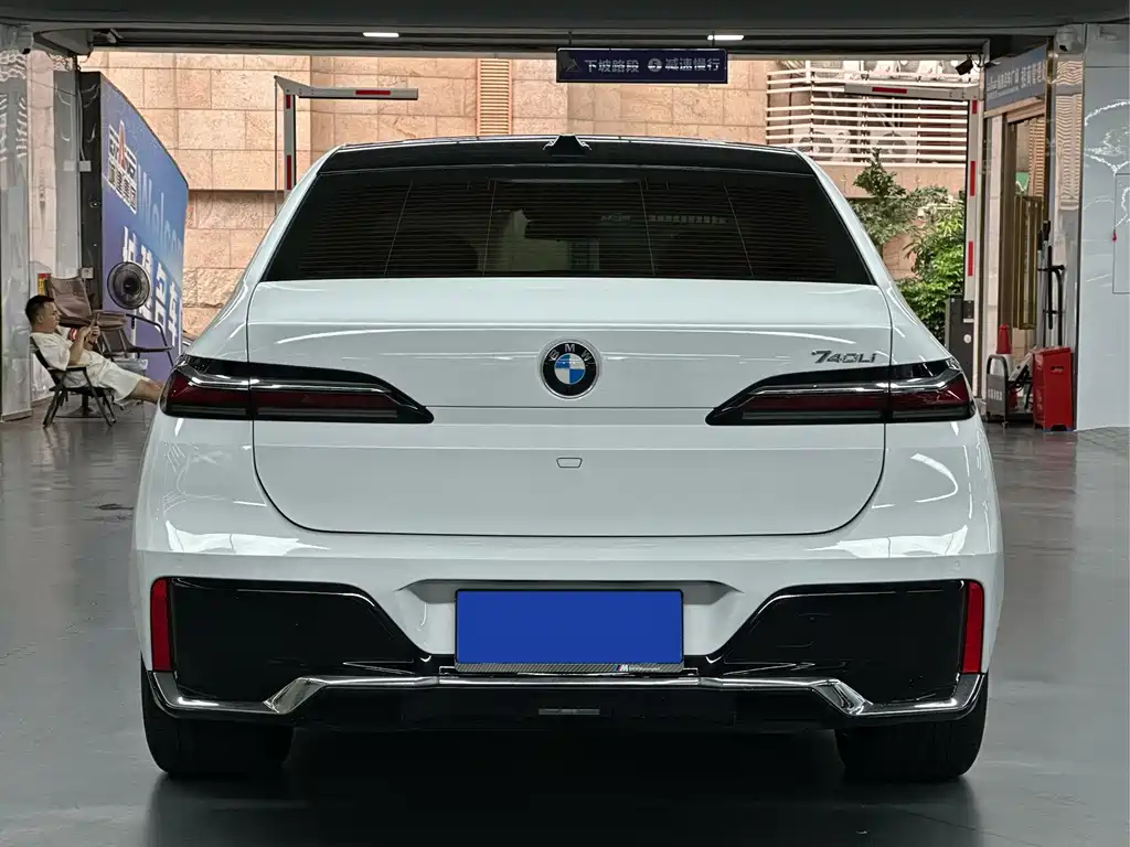 BMW 7 Series — миниатюра 5