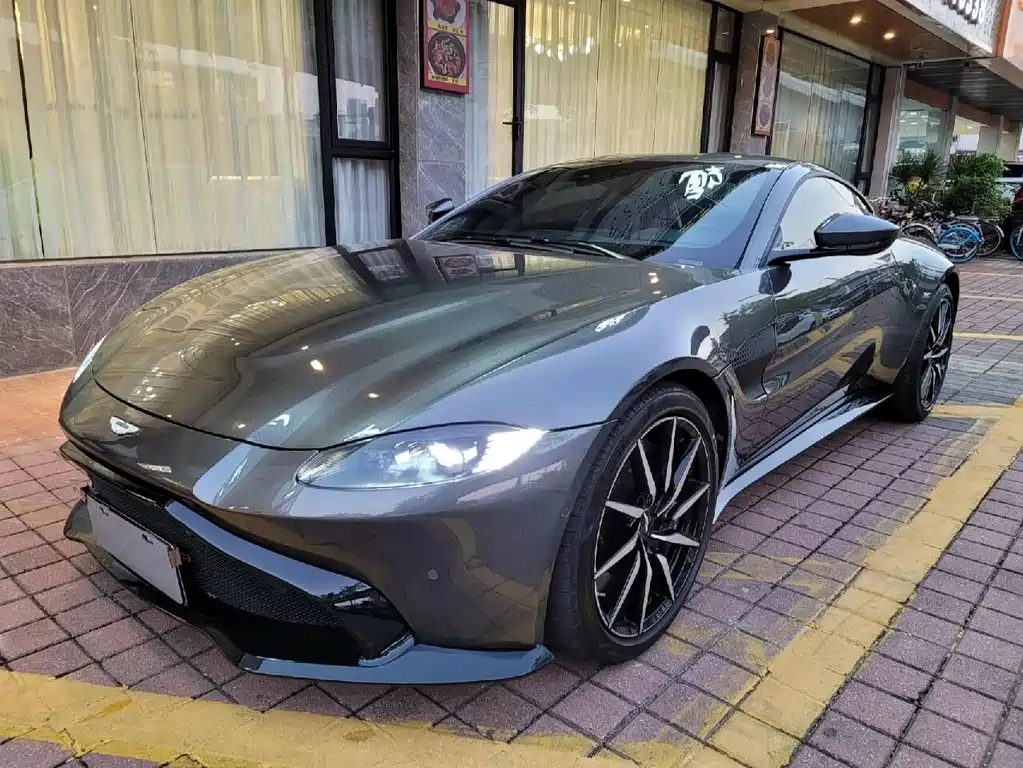 ASTON MARTIN V8 VANTAGE