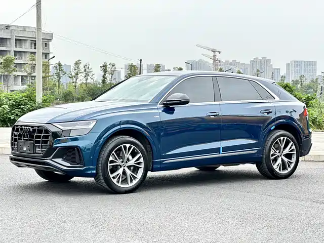 AUDI Q8 2021