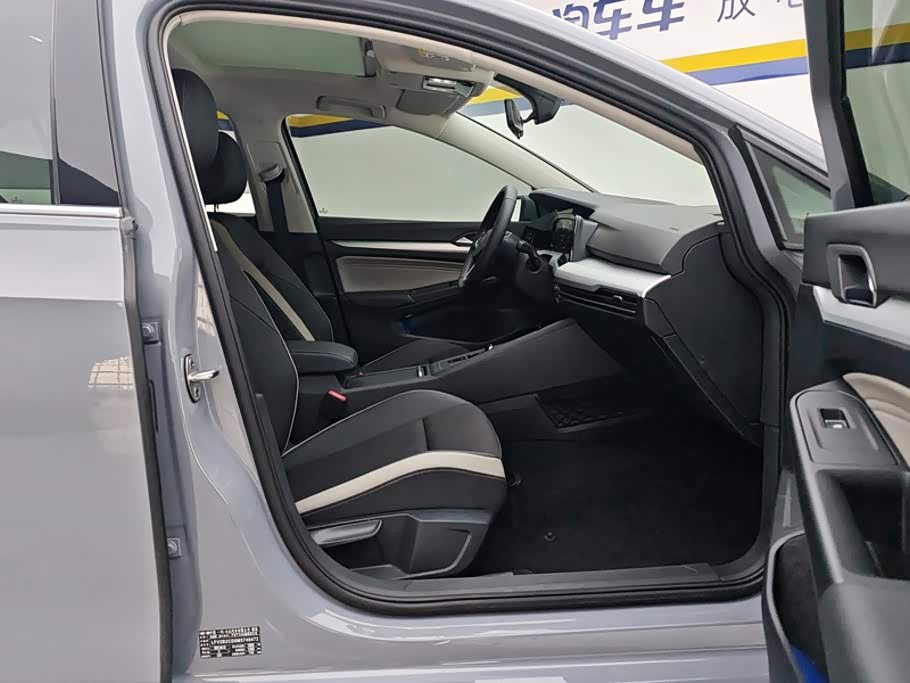 Volkswagen Golf 1.4 л 2021 г. Серебристо-серый, пробег 42500 км
