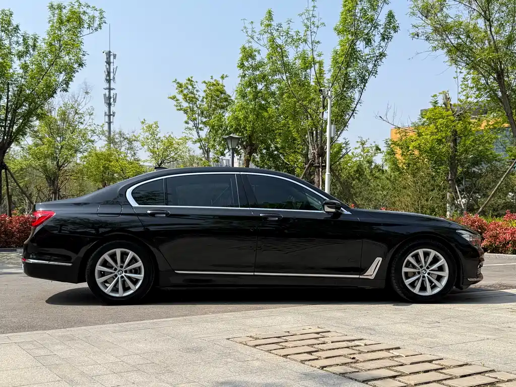 BMW 7 Series — миниатюра 17