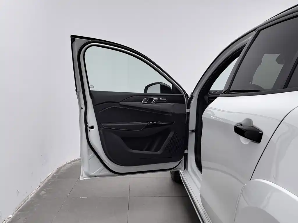 Lynk & Co 02 Hatchback — миниатюра 8