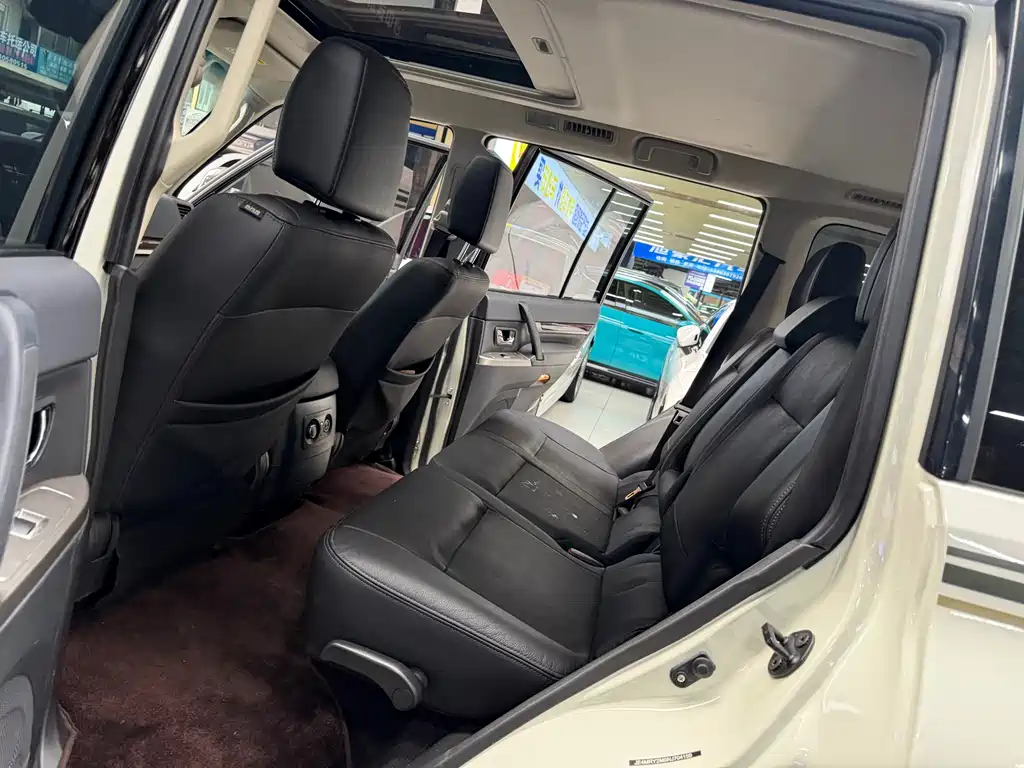 Mitsubishi Pajero (Import) — миниатюра 16