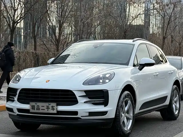 PORSCHE MACAN