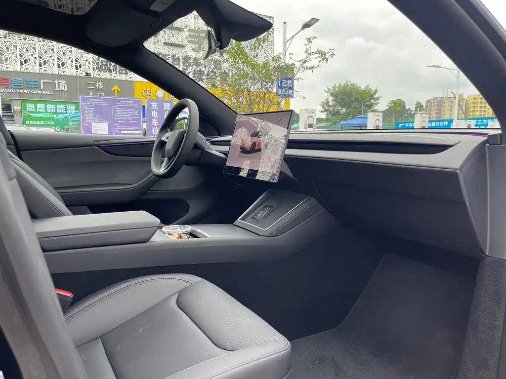 Tesla Model Y — миниатюра 9