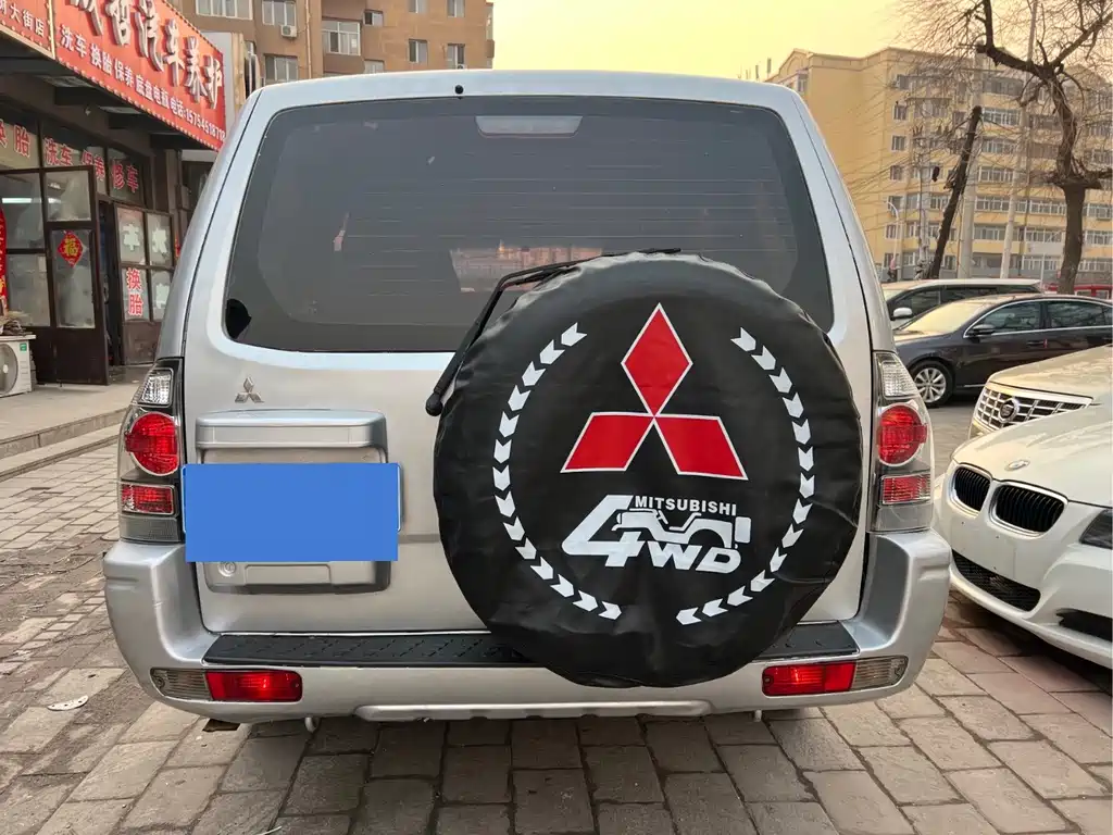 Mitsubishi Pajero — миниатюра 6