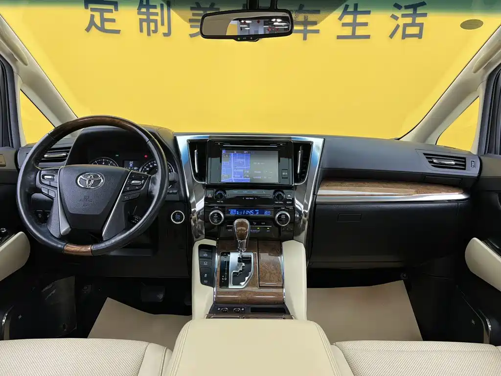 Toyota Alphard — миниатюра 46